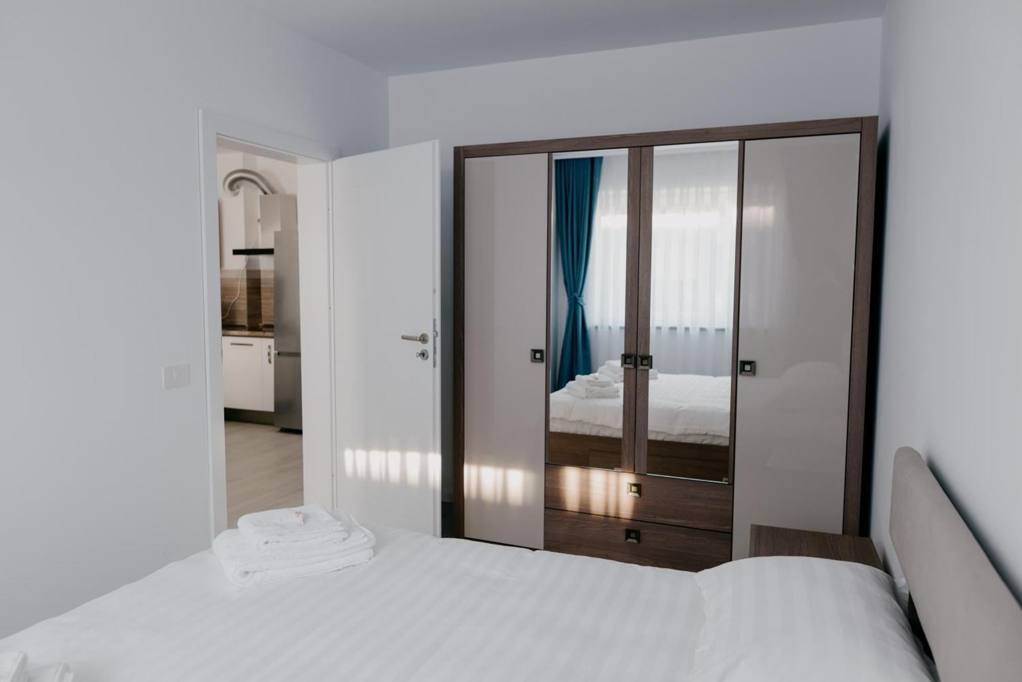 Royal Blue Property Oradea Buitenkant foto