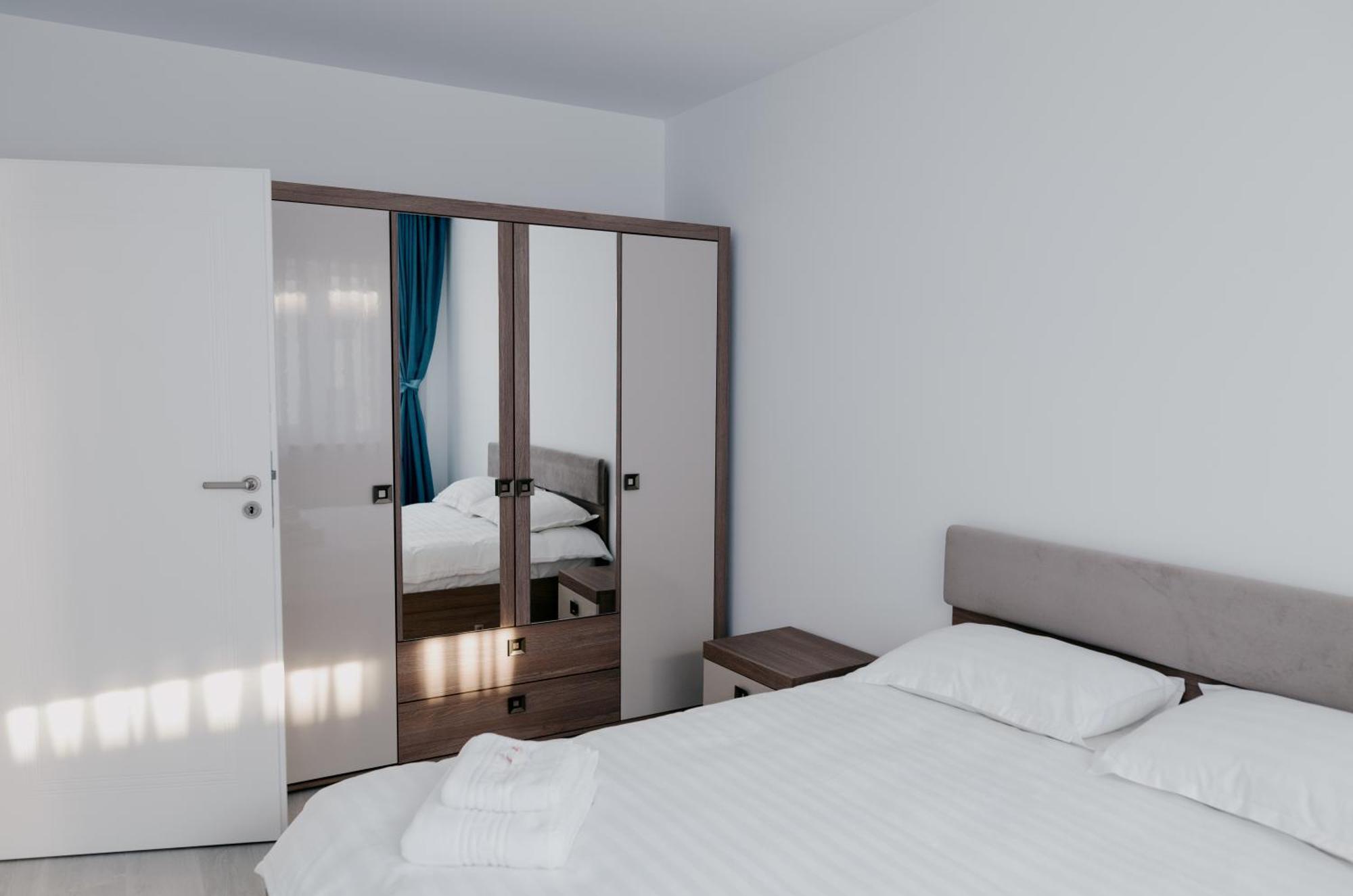 Royal Blue Property Oradea Buitenkant foto