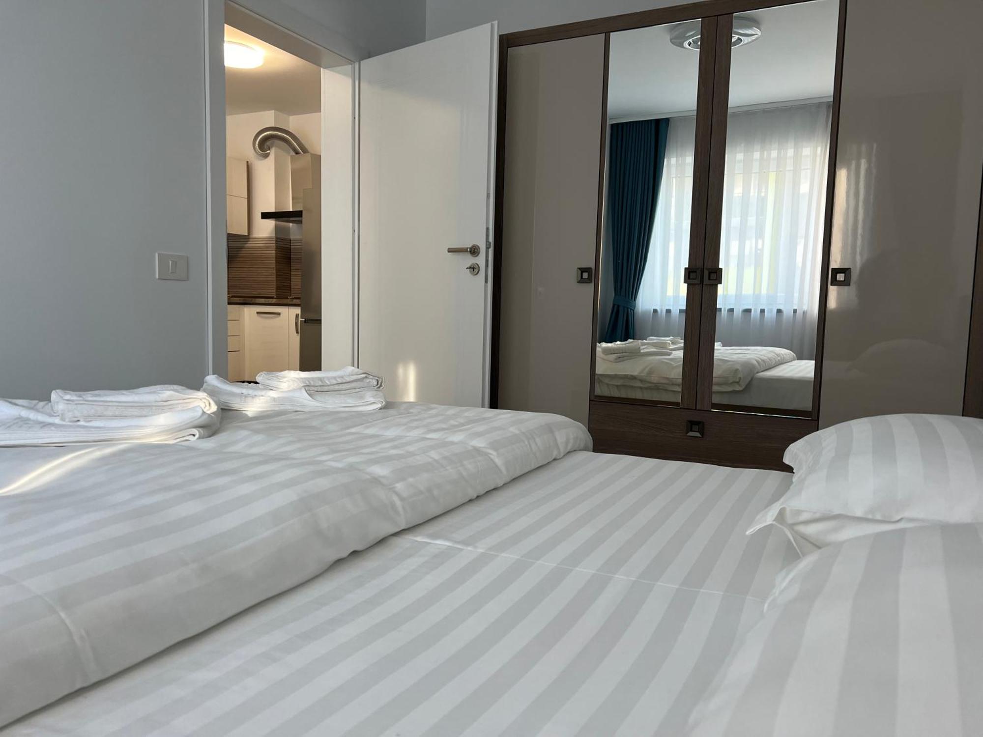 Royal Blue Property Oradea Buitenkant foto