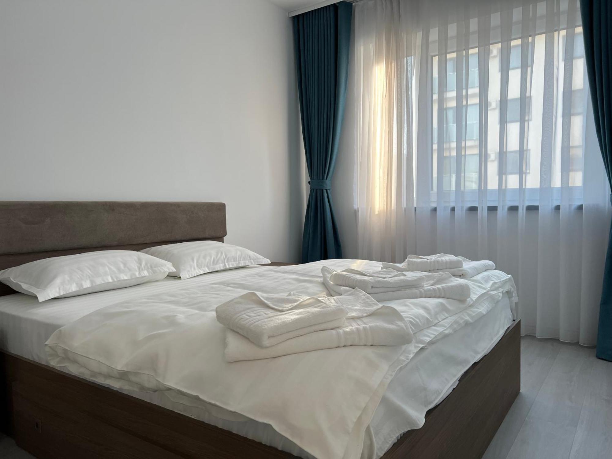 Royal Blue Property Oradea Buitenkant foto